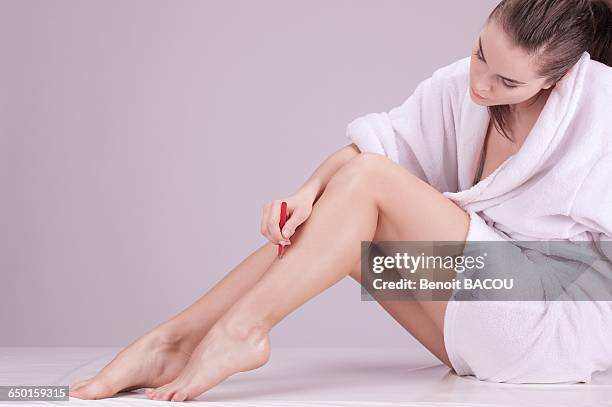 young woman plucking with tweezers - pince chirurgicale photos et images de collection