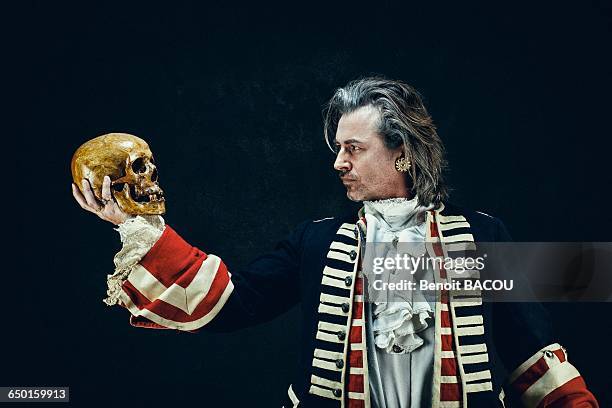 officer in uniform dragons, in profile, holding a skull in his hand - theatre costume stock pictures, royalty-free photos & images