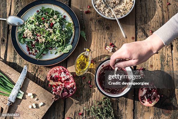 green salad with pomegranate, manna croup and onion - foodstyling stock-fotos und bilder