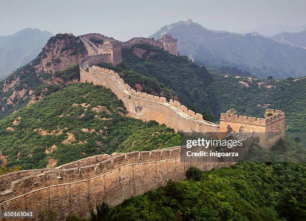 watchtowers along great wall of china - gran muralla china fotografías e imágenes de stock