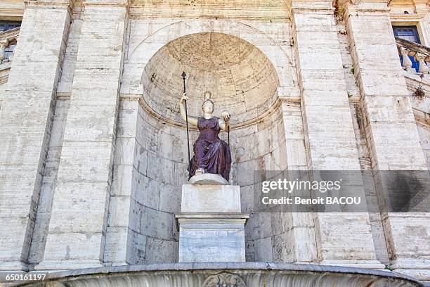 statue of the goddess rome, piazza del campidoglio, rome, lazio, italy - déesse photos et images de collection