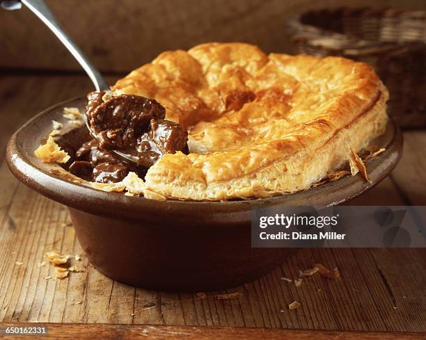 beef and ale puff pastry pie in oval dish - savory pie stockfoto's en -beelden