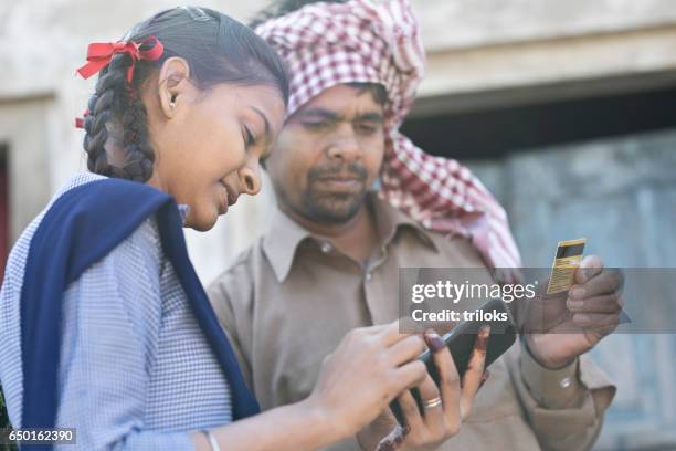 ショッピングの娘と父親のクレジット カードを使用してオンライン - asian girl doing online shopping ストックフォトと画像