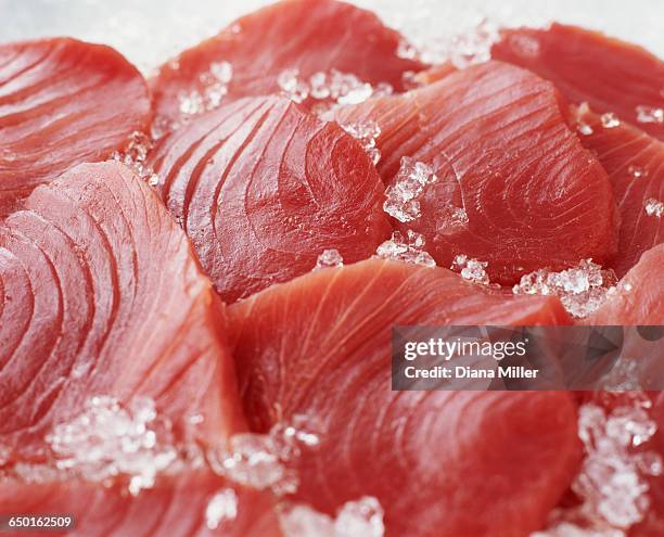 raw sliced tuna steaks on crushed ice - tuna stockfoto's en -beelden