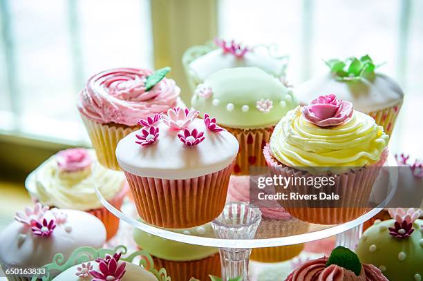 variety of pretty cupcakes on cakestand - cupcake imagens e fotografias de stock