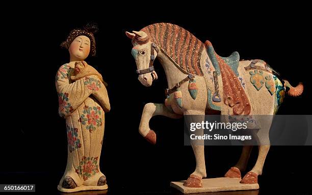 tang dynasty tri-colored pottery horse and figurine - tang dynasty stock pictures, royalty-free photos & images