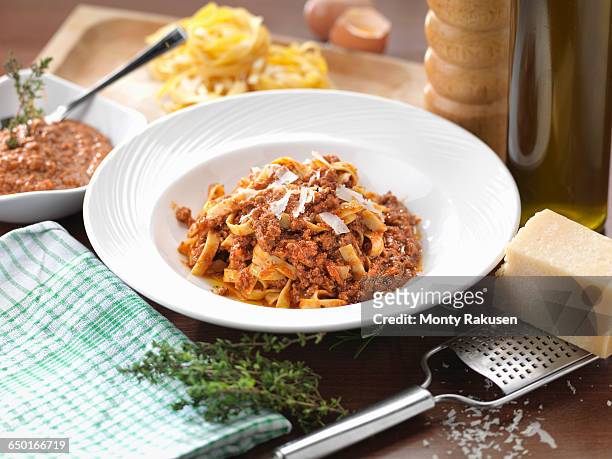 traditional italian meal tagliatelle alla bolognese - bolognesesaus stockfoto's en -beelden