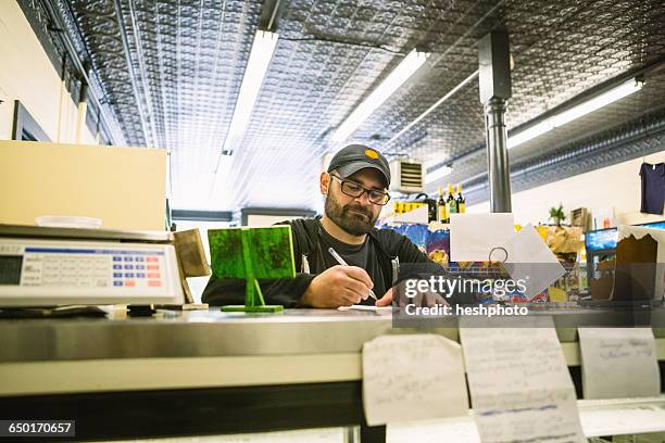 customer in general store, hague, usa - heshphoto - fotografias e filmes do acervo