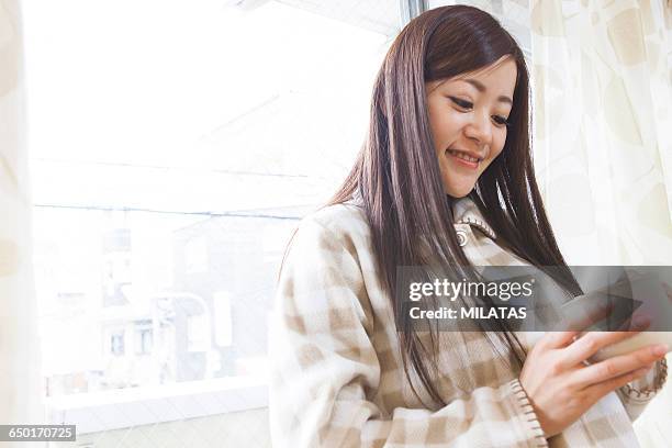 japanese women toothpaste at the window - dentifrice stockfoto's en -beelden