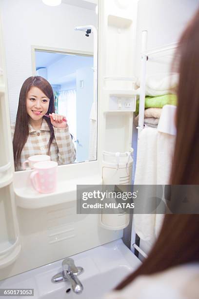 japanese woman to the toothpaste - dentifrice stockfoto's en -beelden