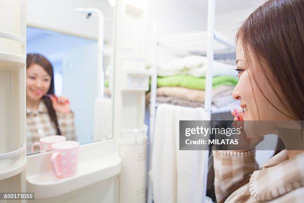 japanese woman to the toothpaste - dentifrice stockfoto's en -beelden