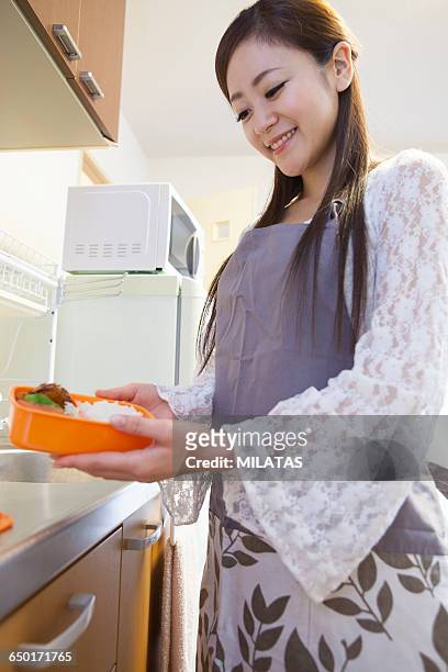 japanese woman to make a lunch box - packed lunch - fotografias e filmes do acervo