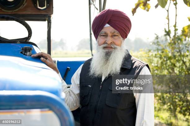 old farmer with tractor - siquismo imagens imagens e fotografias de stock