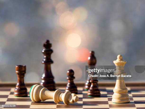 chessboard on a table (checkmate),  illuminated by the light of the sun outdoors - schach matt stock-fotos und bilder