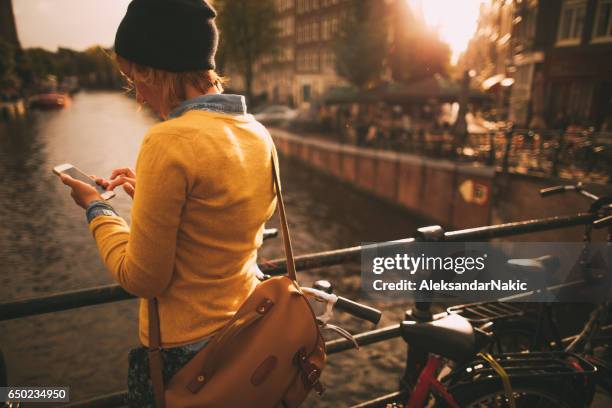 geschäftsreisende, die viel unterwegs sind! - nordeuropäischer abstammung stock-fotos und bilder
