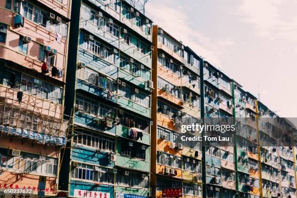 residential buildings in to kwa wan, kowloon, hong kong - hong kong residential building stock pictures, royalty-free photos & images