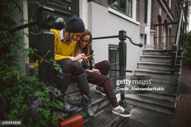 freunde mit mobiltelefon - man talking at the phone outdoor stock-fotos und bilder