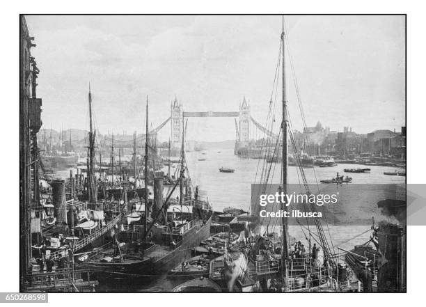 stockillustraties, clipart, cartoons en iconen met antieke londense foto's: tower bridge - 1900 london