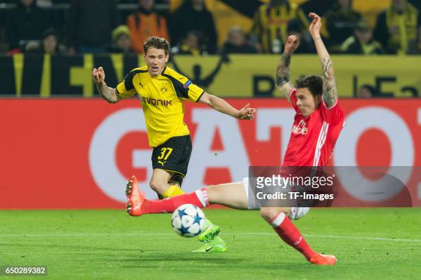Erik Durm of Borussia Dortmund and Victor Lindeloef of Benfica battle for the ball , vorlage zum 4:0 durch Pierre-Emerick Aubameyang of Borussia...