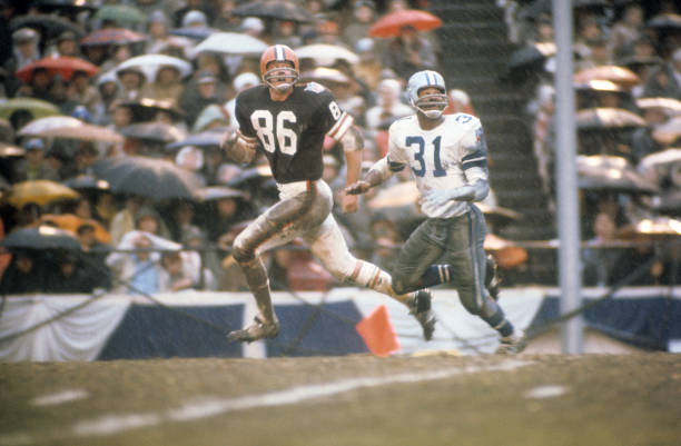 Playoffs: Cleveland Browns Gary Collins in action vs Dallas Cowboys Otto Brown at Cotton Bowl. Dallas, TX CREDIT: Walter Iooss Jr.