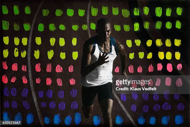 male athlete running on track - repetição evento esportivo imagens e fotografias de stock