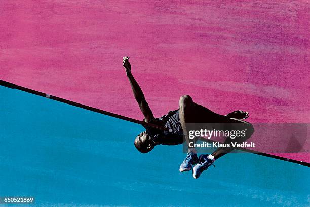 male athlete doing highjump - salto con pértiga fotografías e imágenes de stock