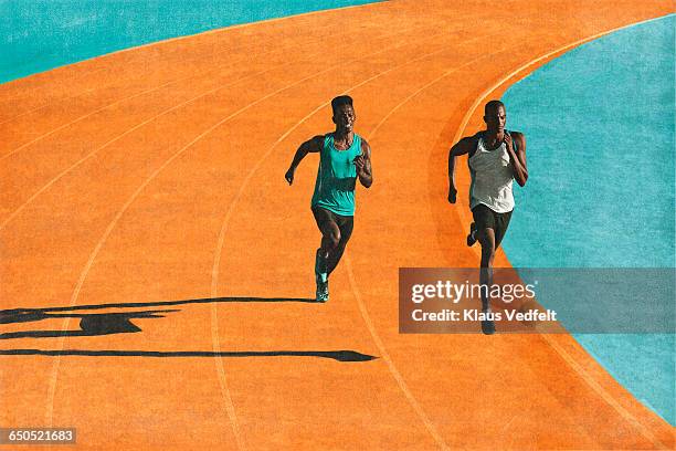 male runners sprinting on track - course sur piste hommes photos et images de collection