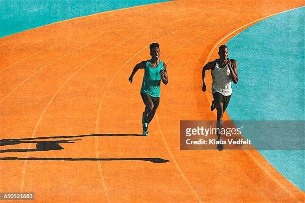 male runners sprinting on track - men's track stockfoto's en -beelden