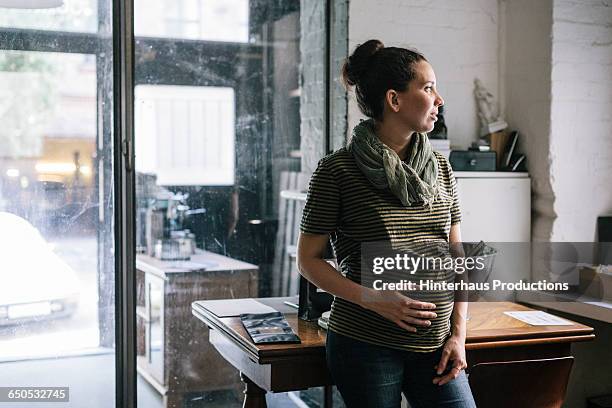 pregnant woman working in roastery - vanguardista - fotografias e filmes do acervo