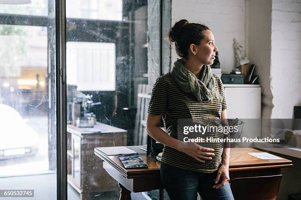 pregnant woman working in roastery - pregnant imagens e fotografias de stock