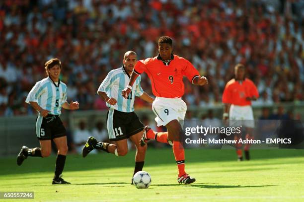 Holland's Patrick Kluivert gets away from Argentina's Matias Almeyda and Juan Veron