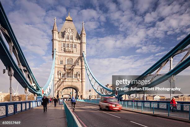 tower bridge and the river thames in london. - tower bridge imagens e fotografias de stock