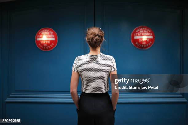 portrait of woman against blue wall with red lights - behind stockfoto's en -beelden