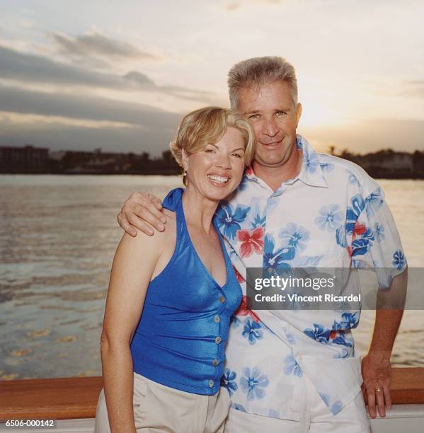 couple by ocean - gebloemd shirt stockfoto's en -beelden