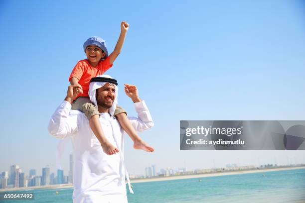 vater und sohn  - arabische familie stock-fotos und bilder