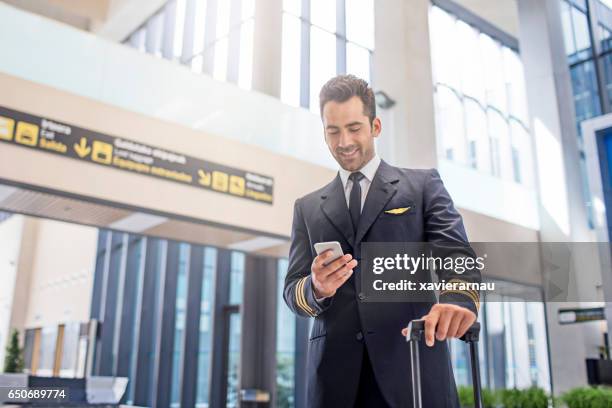 proef die slimme telefoon in luchthaven gebruikt - aviator stockfoto's en -beelden