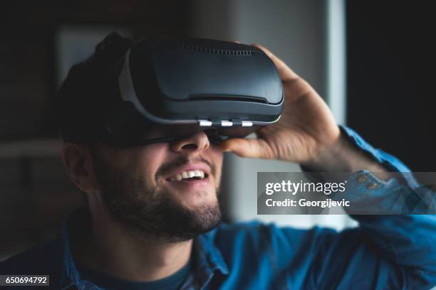 virtuele realiteit is leuk - virtual reality headset stockfoto's en -beelden