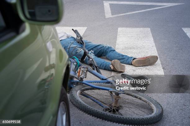 bicicletta incidente  - colliding foto e immagini stock