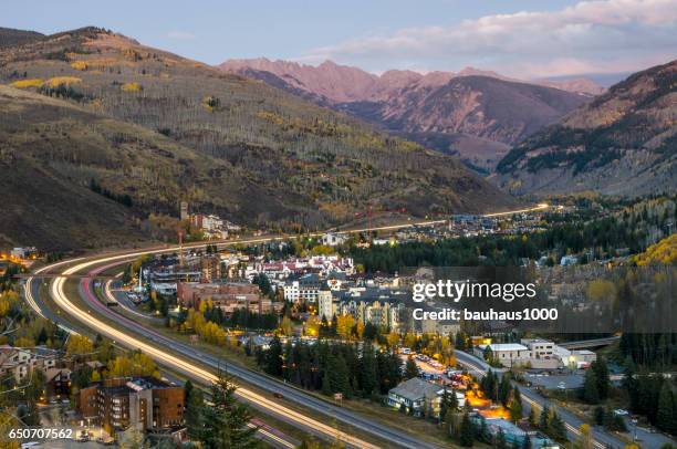 vail, colorado, com as montanhas rochosas - colorado - fotografias e filmes do acervo