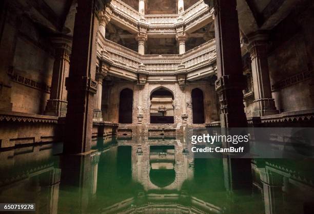 architectural features of adalaj stepwell, solanki architectural style, located in ahmedabad, gujarat. - ahmedabad imagens e fotografias de stock