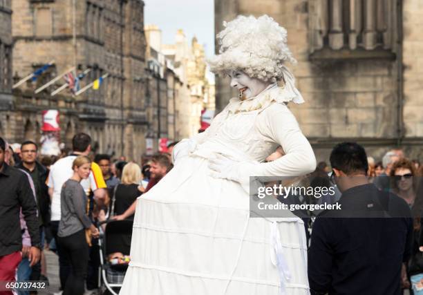 artista fringe street del festival di edimburgo - edinburgh festival fringe street events foto e immagini stock