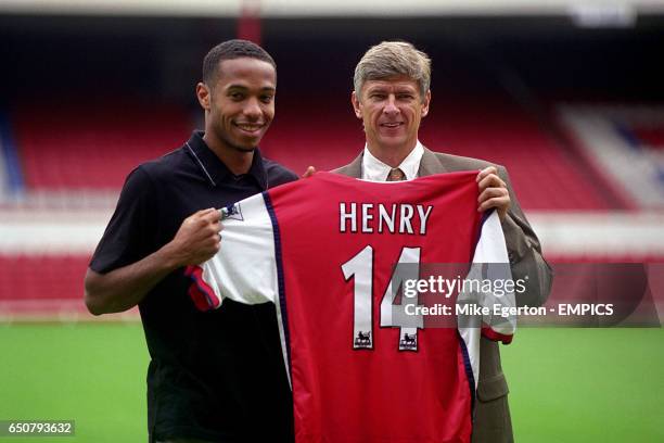 Arsenal's Thierry Henry & his new manager Arsene Wenger hold up his new shirt after he completed his move from Juventus