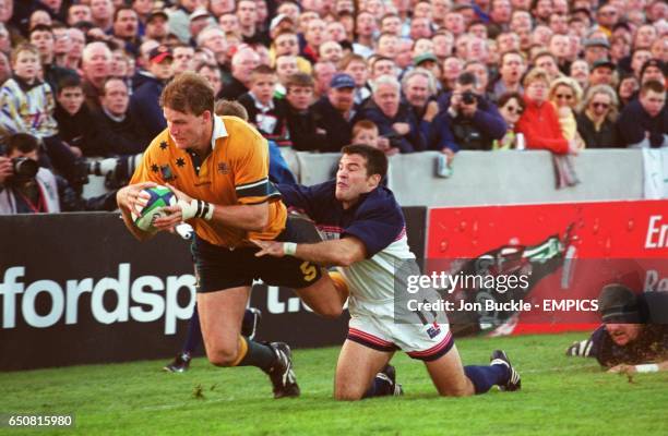 S Brian Hightower can't prevent Australia's Mark Connors from crossing the line for a try