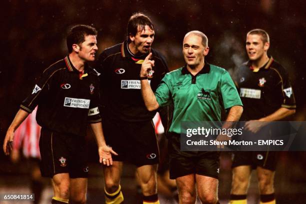 Michael Reed Referee Steve Dodd Photos and Premium High Res Pictures - Getty Images