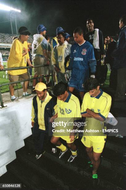 Al Nassr players leave the pitch in a dejected mood after losing their final game 2-0 to Corinthians