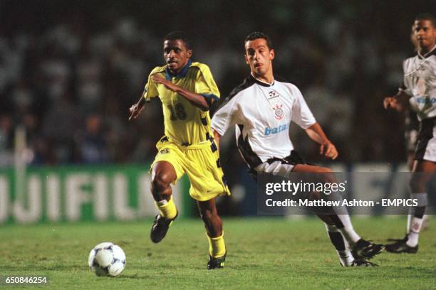 Abdallah Al Karni of Al Nassr gets ahead of Marcos Senna of Corinthians