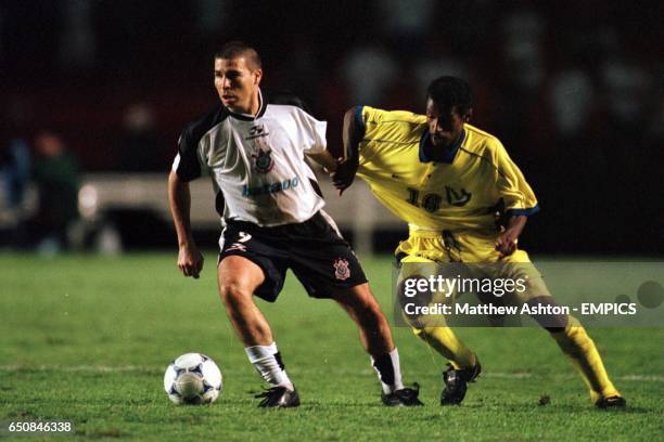 Abdulaziz Al Janoubi of Al Nassr gets held by Luizano of Corinthians