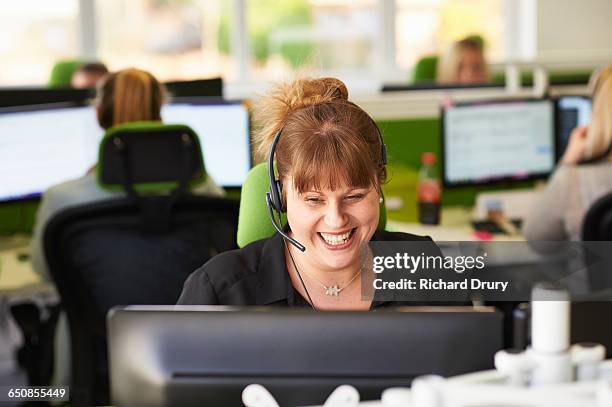 woman taking call  in call centre - mann headset stock-fotos und bilder