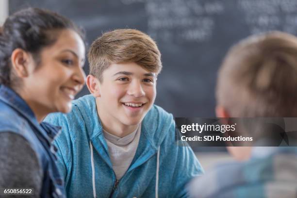 attentive teenage boy leads study group - grupo de adolescentes imagens e fotografias de stock