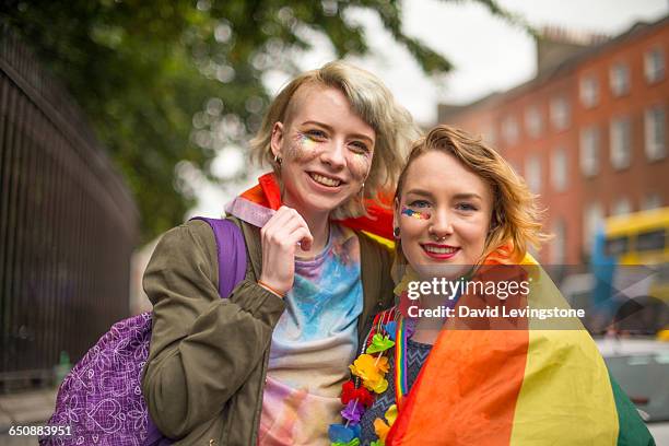 lesbian couple celebrating pride - female body painting 個照片及圖片檔